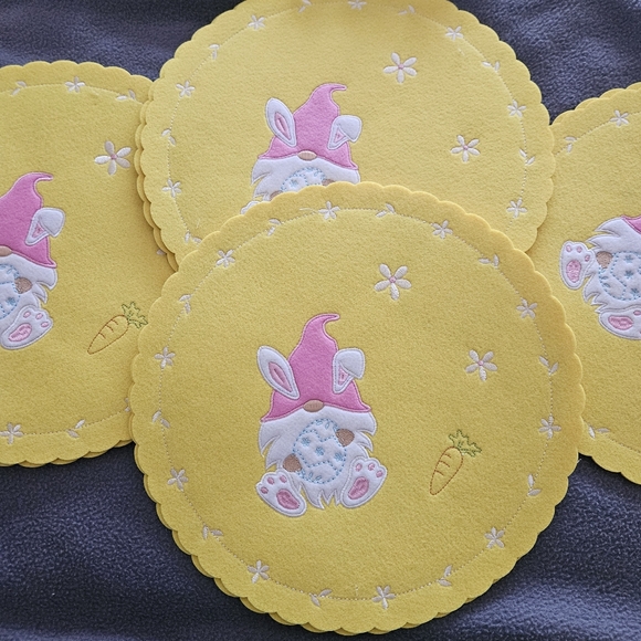 Nwt 2 Set Of(8) Easter placemat And Salt And pepper Shakers - Picture 2 of 6